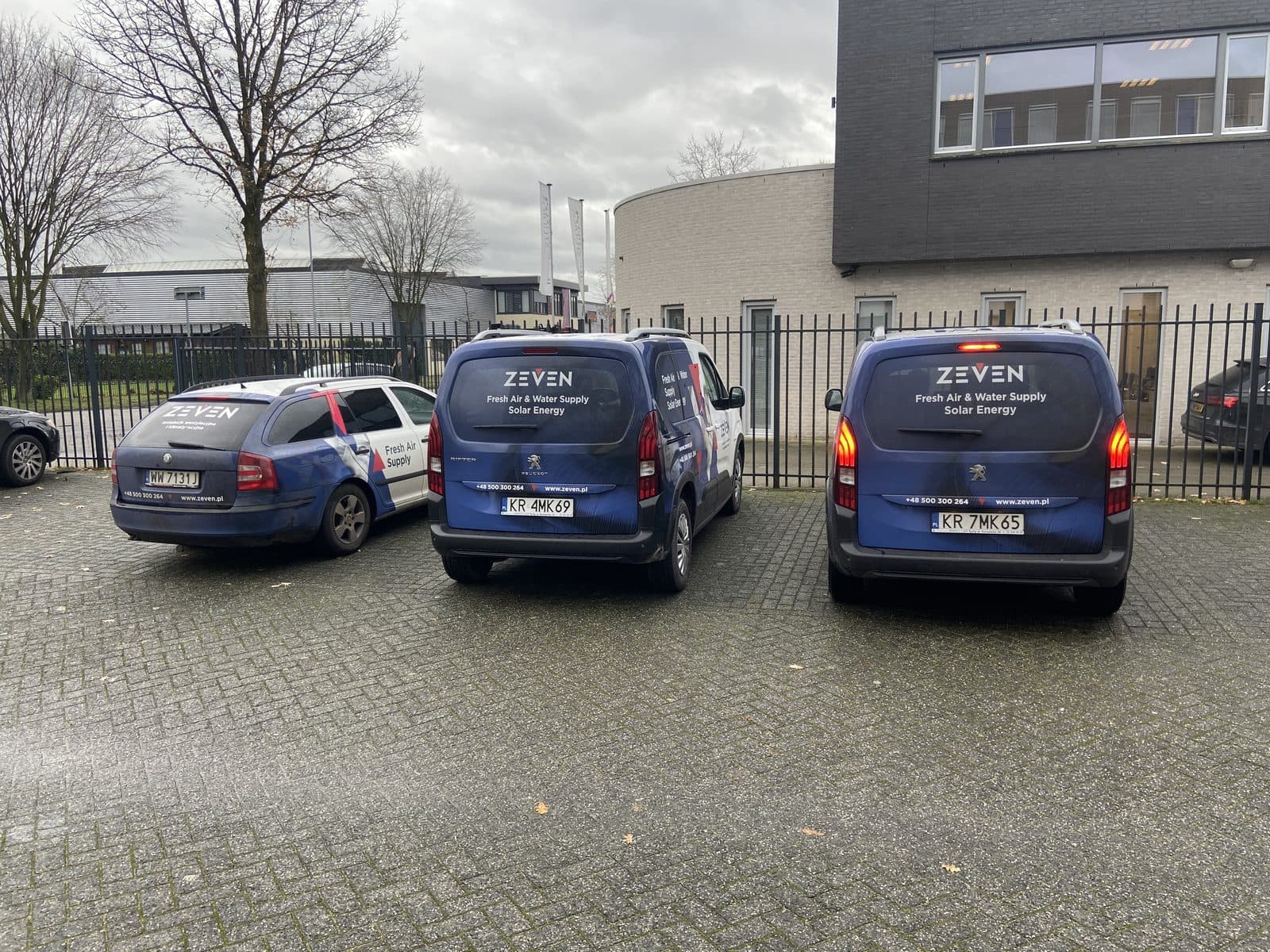 Flota pojazdów ZEVEN przed obiektem